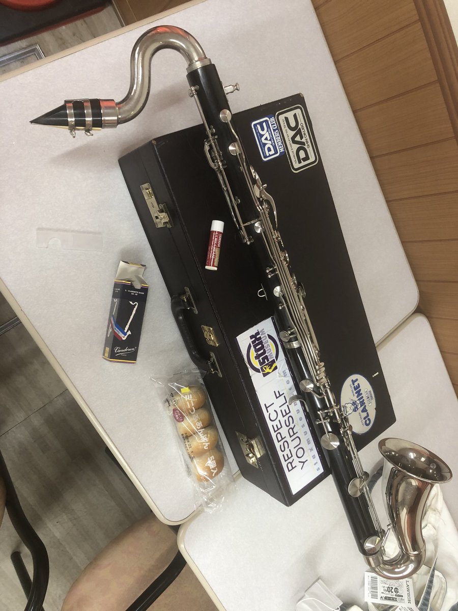 jirohshockicho's tweet photo. 今日は2年は箱を開けてなかったバスクラを吹いてみています。
以前よりはだいぶ楽にふけて、コロナ禍入ってからの普通クラリネットの修練が生きてることを実感♪
あとは調整ですが、6年前に中古で買って一度も楽器屋さんに持って行っていないので、費用がいくらかかるか怖い、、
#noblet #bassclarinet https://t.co/1FRxCq4hqj
