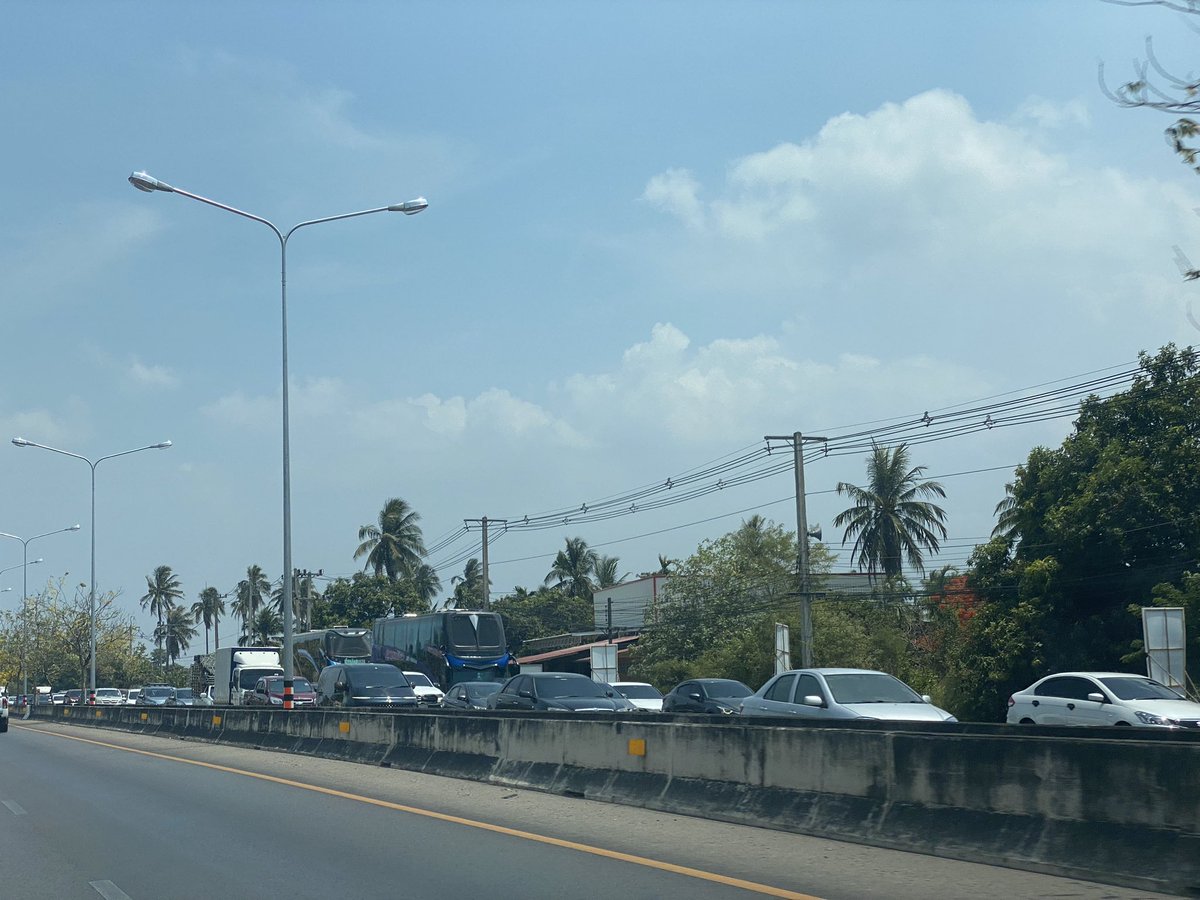 เส้นทางมุ่งสู้กทม. ถ.เพชรเกษม สี่แยกอ.ท่ายาง เพชรบุรี ปิดถนนก่อสร้าง ลดช่องจราจร ติดยาวกว่า 5 กม. ควรหลีกเลี่ยง แนะนำเส้นทางถนนเลียบอ่าว หรือแก่งกระจาน-หนองหญ้าปล้อง <a href="/js100radio/">JS100Radio</a>