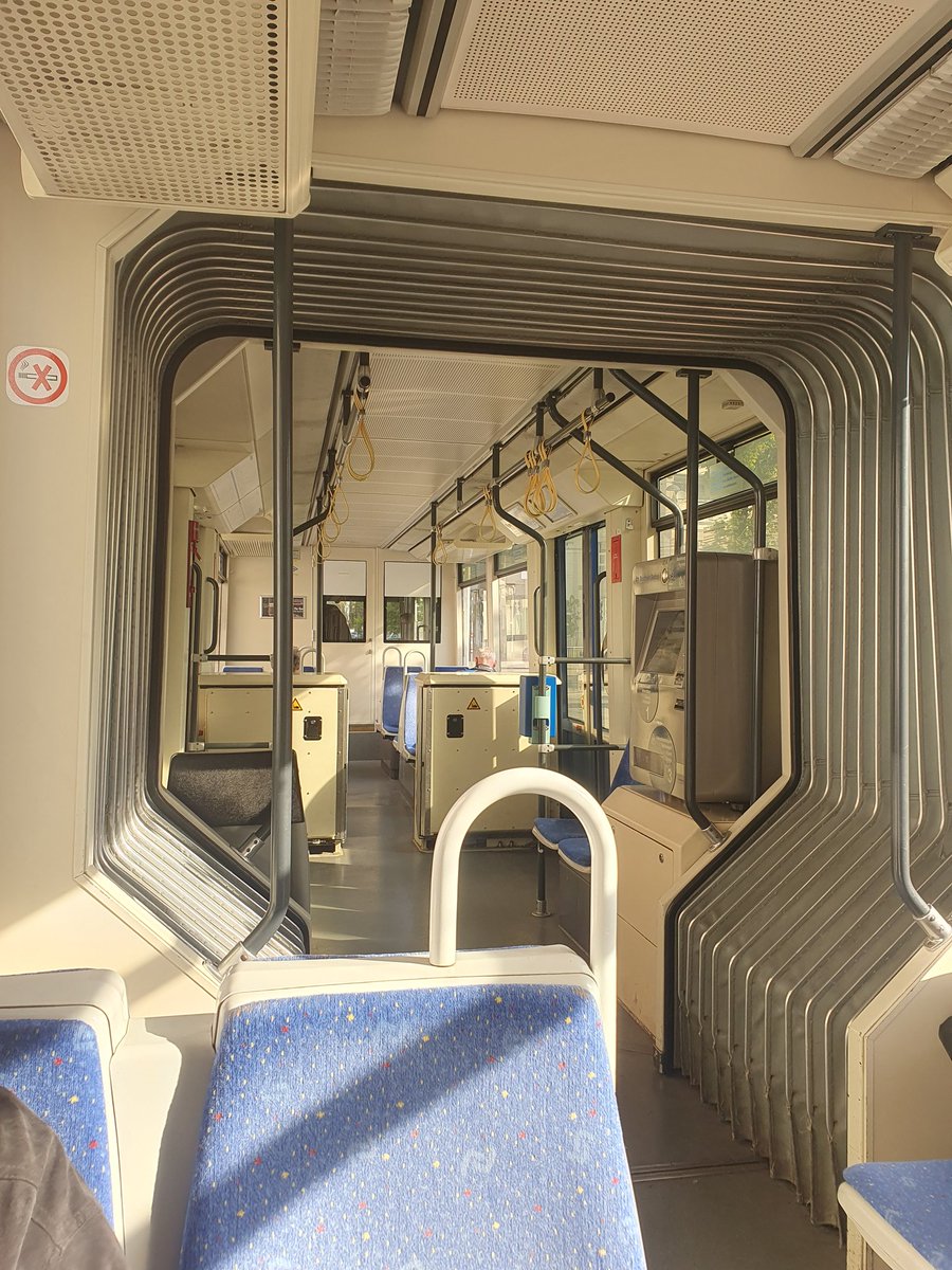 zwirnsi's tweet photo. Ich liebe sie 😍😀
#BadnerBahn https://t.co/LUIKyXoVYu