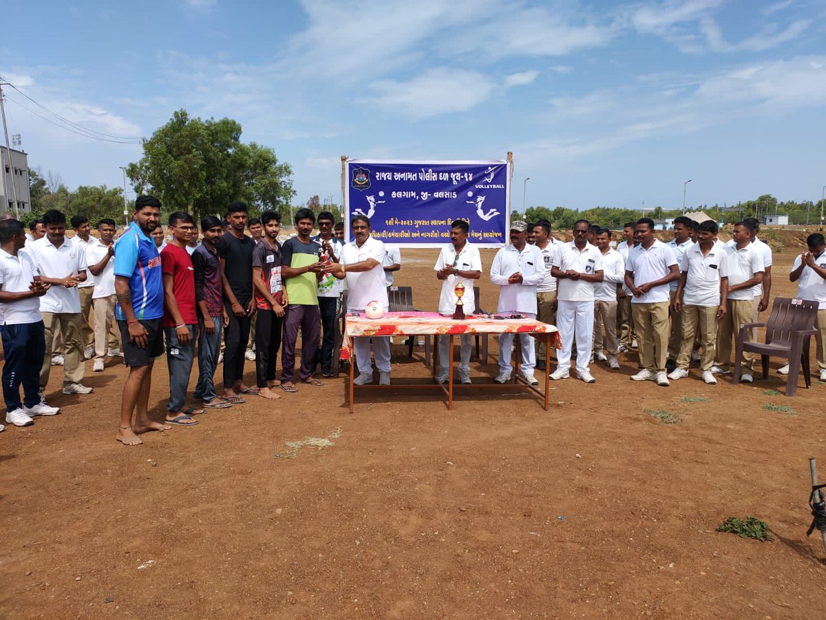 VijayGurjar_IPS's tweet photo. गुजरात स्थापना दिवस के उपलक्ष्य में SRPF ग्रुप 14, कलगाम, वलसाड में स्थानीय खिलाड़ियों और पुलिस के बीच वॉलीबॉल मैच का आयोजन किया गया।।।। 
@dgpgujarat 
@AdgpArmed https://t.co/h6qqdONBGZ