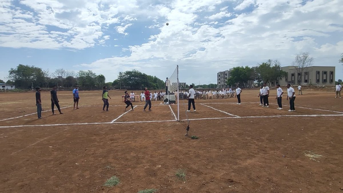 गुजरात स्थापना दिवस के उपलक्ष्य में SRPF ग्रुप 14, कलगाम, वलसाड में स्थानीय खिलाड़ियों और पुलिस के बीच वॉलीबॉल मैच का आयोजन किया गया।।।। 
<a href="/dgpgujarat/">DGP Gujarat</a> 
<a href="/AdgpArmed/">Addl. DGP, Armed Unit</a>