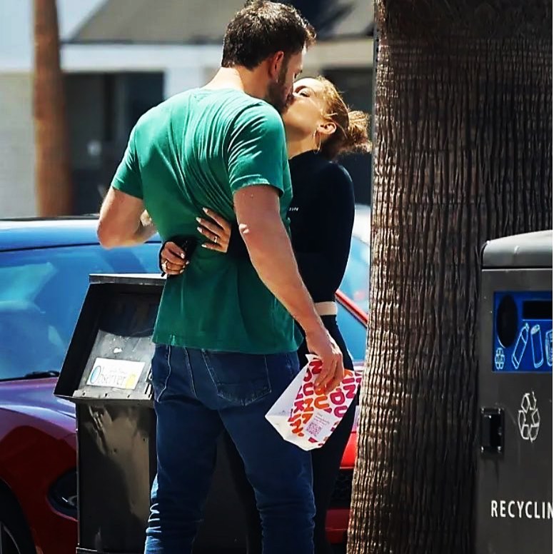 Keeperfacts1's tweet photo. Ben with the two loves of his life. His wife and Dunkin🤍
🏷️ #jlo #jenniferlopez #jenniferaffleck #benaffleck #bennifer #thisismenow #superbowl #thisismethenandnow #shotgunwedding #jlovegas #jlobeauty #jlofashion #jlofans #jlostyle #jloqueen #jlodancers #jlochallenge #jlovers https://t.co/D4fMsd046k