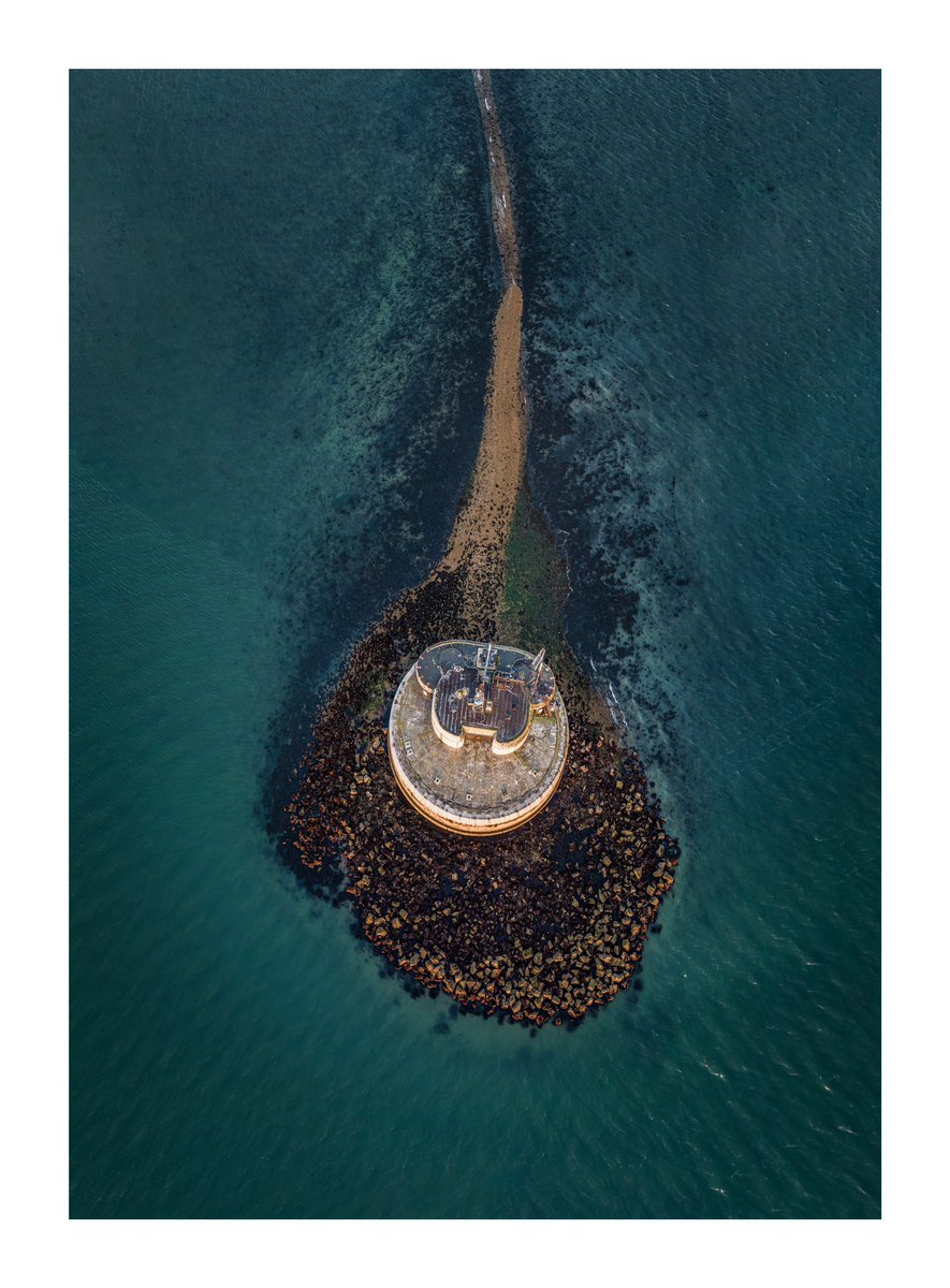 TomPackhamPhoto's tweet photo. S E A  F O R T - St Helens, Isle of Wight #fsprintmonday #aerial #seafort #topdown #isleofwight https://t.co/r24R4tAdn6