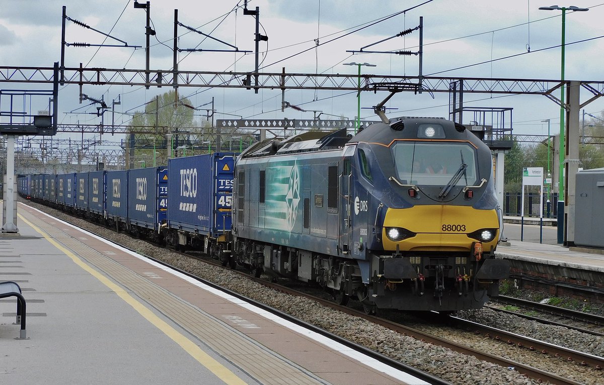 For a special Bank Holiday #ElectricMonday we have 88003 ‘Genesis’ at Northampton with a Daventry to Tilbury @DRSgovuk service. #class88  @thesatnav @LeicRailAle170 @Andym13 @holtona72 @WilsonBone @MrDeltic15 @Bennybizzle1