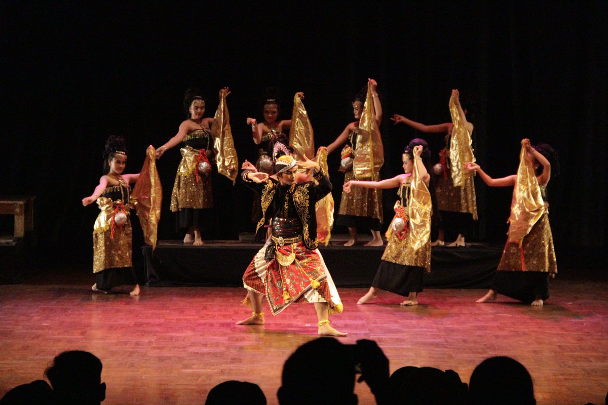 gregetsmg's tweet photo. Tari Pandanaran Nyai Brintik karya Yoyok Bambang Priyambodo di Hari Tari Dunia ISI Surakarta, 29 April 2023✨

Penari : Mas Yok, Mahendra, Fairuz, Benita, Hasya, Deva, Dara, Ratna, Maulida, Anggun, Rachel

Salam Budaya !

#gregetsmg #sanggartarigreget #semarang #haritaridunia https://t.co/MNtIeMhxET