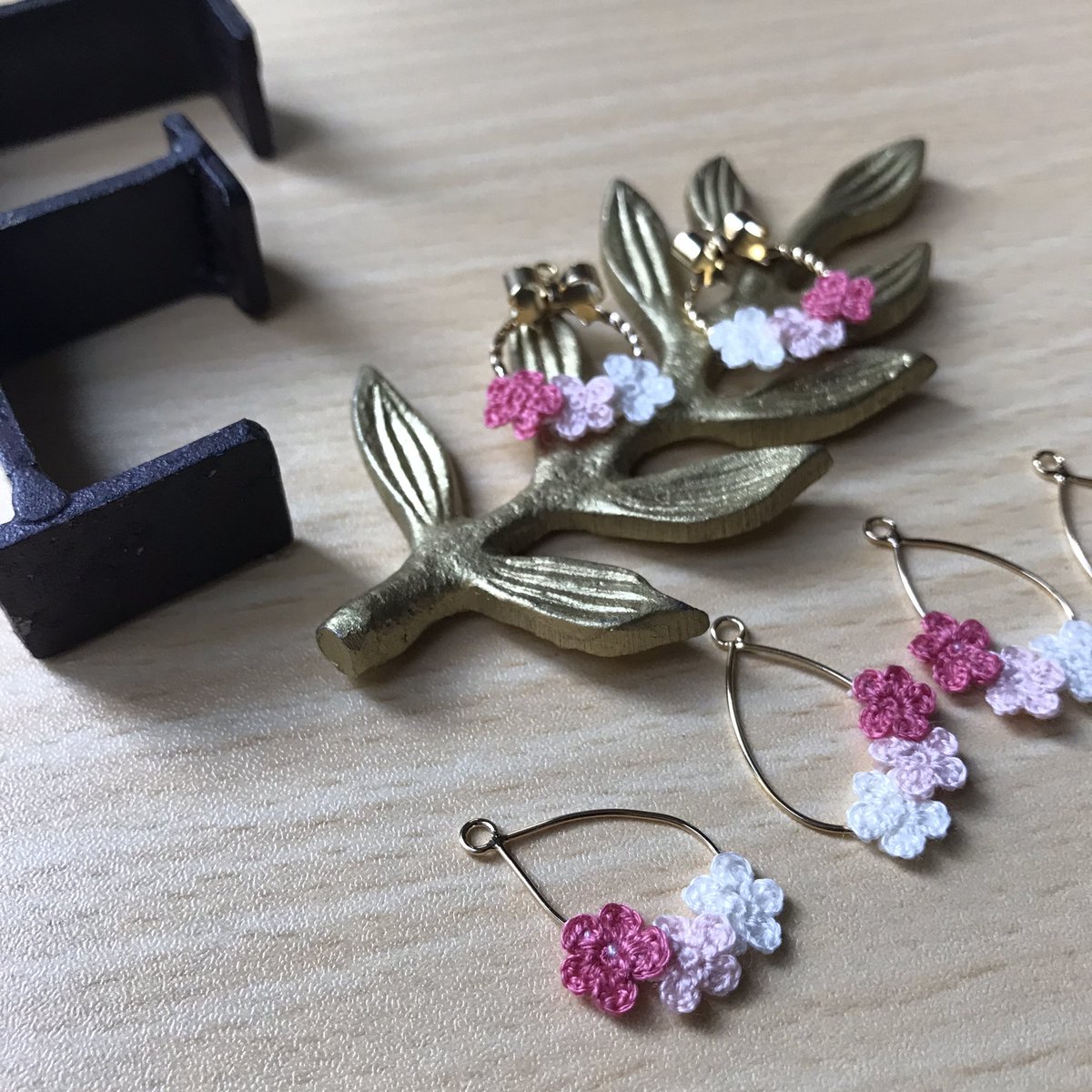 FLOWERbychika2's tweet photo. あとは、ラインストーンでおめかしさせて完成です❤︎

#ハンドメイド好きさんと繋がりたい 
#編み物好きさんと繋がりたい
#ピアス　#イヤリング https://t.co/WimMZwp9QC