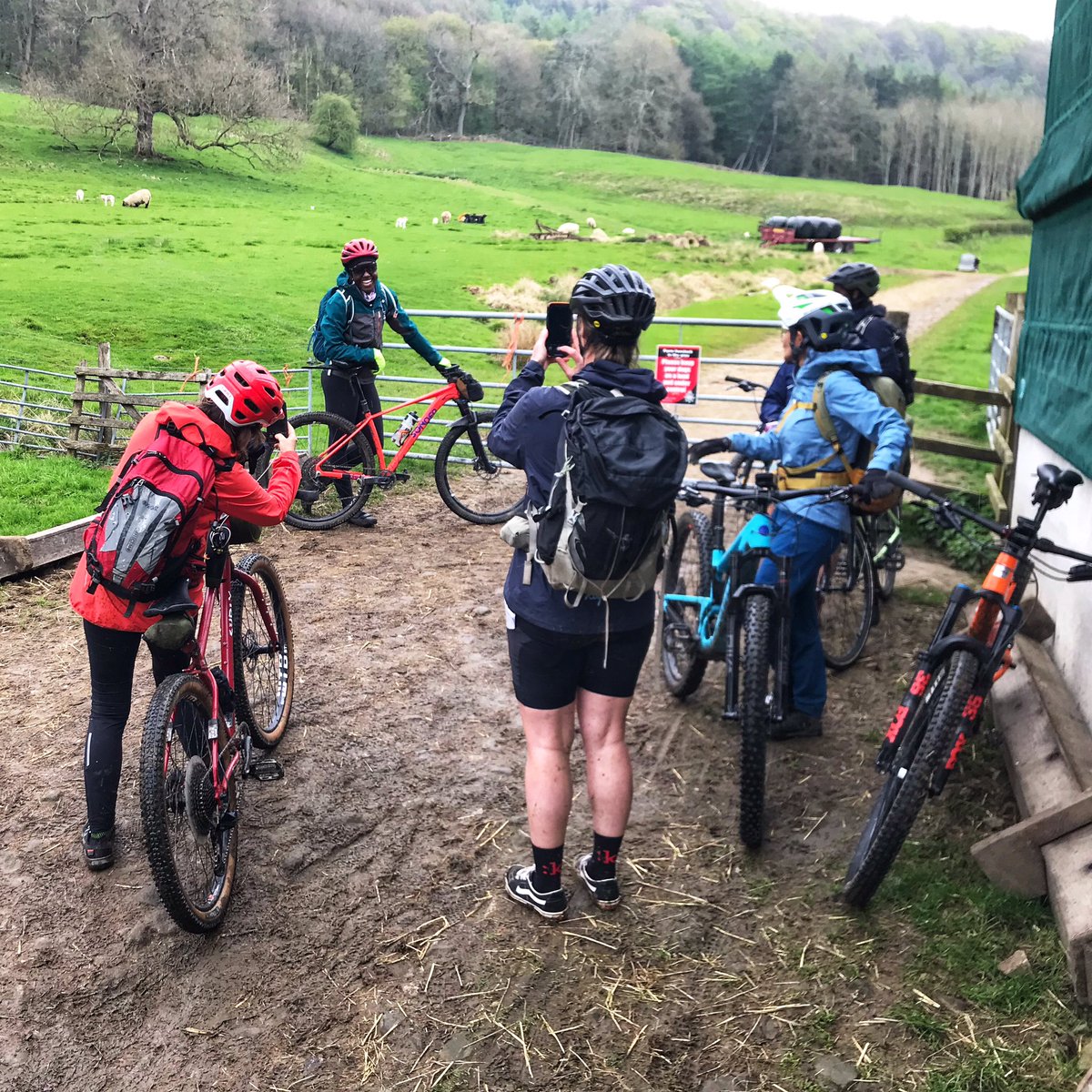 MTBleading's tweet photo. Day 2 of the @BritishCycling FunMBL #mtbleadership course. 6 new enthusiastic leaders, skilled and keen to address the lack of #diversity in mountain biking. Congrats all and super tutoring from @AneelaMckenna https://t.co/BtTBgJuZua