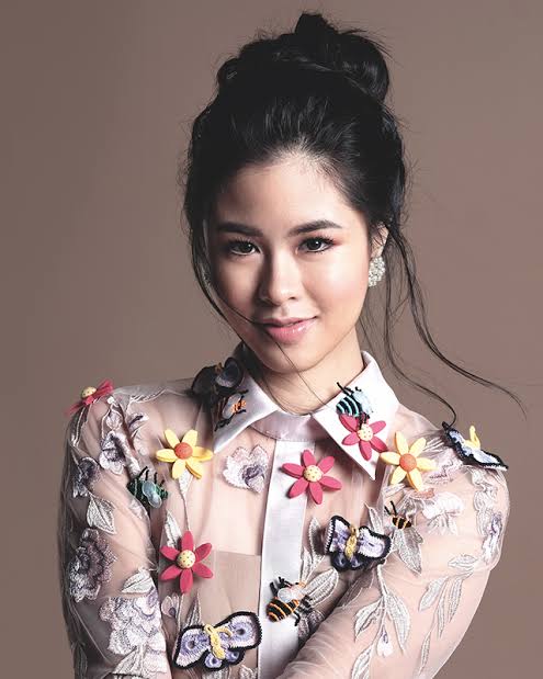 Even if we don't get to see you and hear from you often, you still continue to sparkle, because you're a REAL STAR who glows from the inside and do not not need anybody's light to shine.

HAPPY 24TH BIRTHDAY KISSES DELAVIN

#KissesDelavin