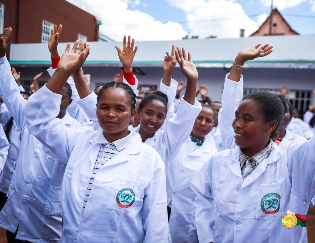 #1erMai Une pensée fraternelle aux millions de travailleurs #Malagasy et leurs familles. 

Designé Lauréat du Prix Grand Bâtisseur 2023, une récompense pour tous les malagasy, qui bâtissent chaque jour l'émergence de la nation, notre principal ouvrage.
Bravo pour notre pays  🇲🇬🏗️