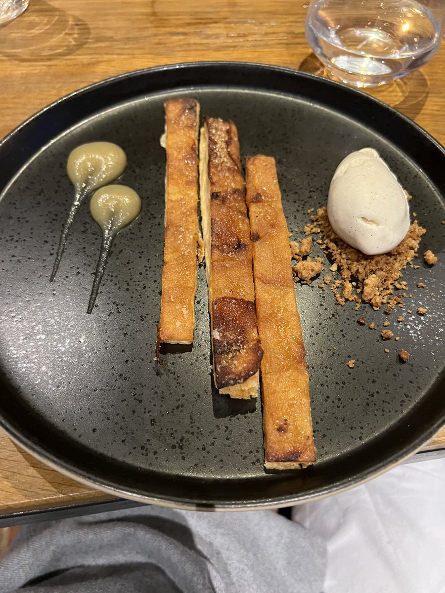 C_Kamie99's tweet photo. Tarte aux pommes revisité 😍 https://t.co/lFRgspR88y