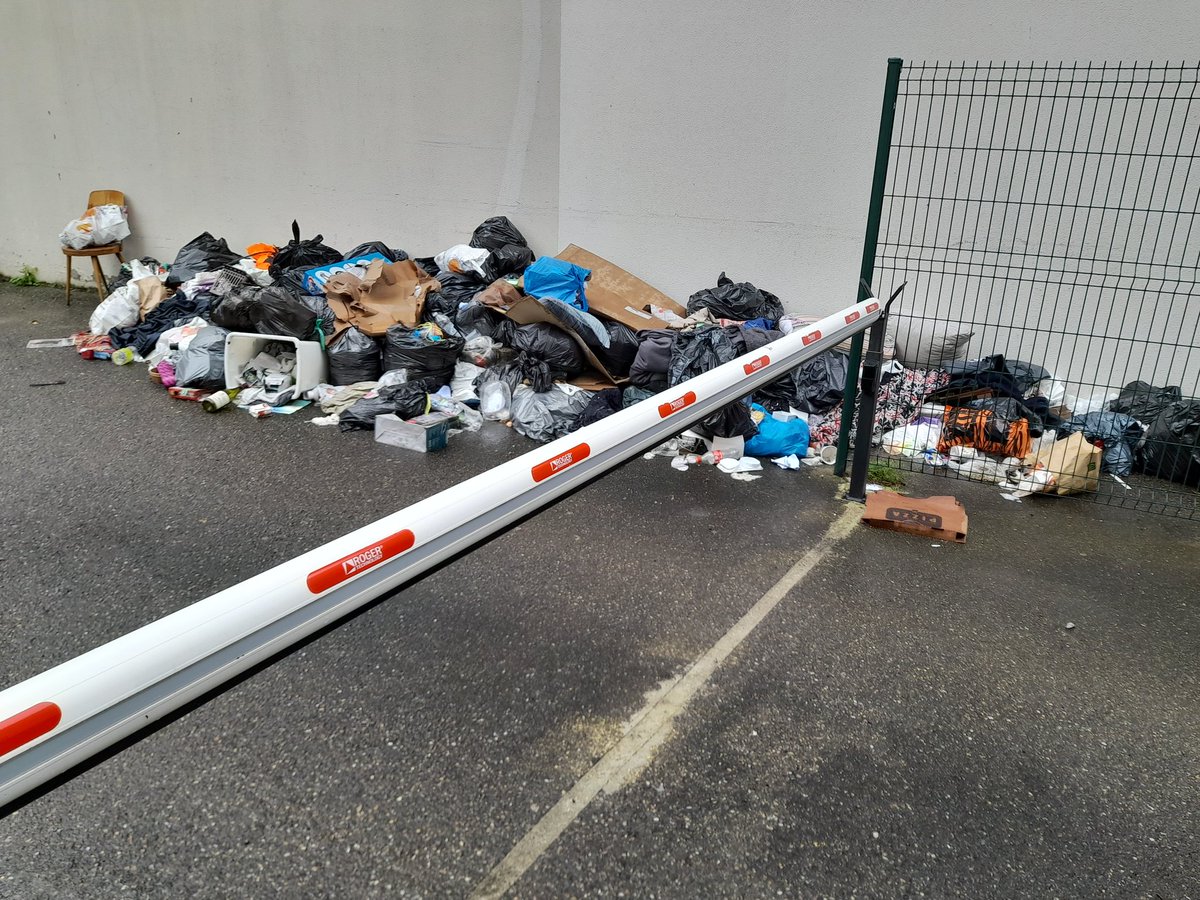 Nizabulle's tweet photo. Et ça continue... L'entrée du parking de ma résidence qui devient une décharge à ciel ouvert... Vive les travaux du T6 et le non respect des collectes d'ordures et la disparition de nos bacs gris et jaune...! @grandlyon @villedelyon @villeurbanne 1/2 https://t.co/hhcPJbb2FN