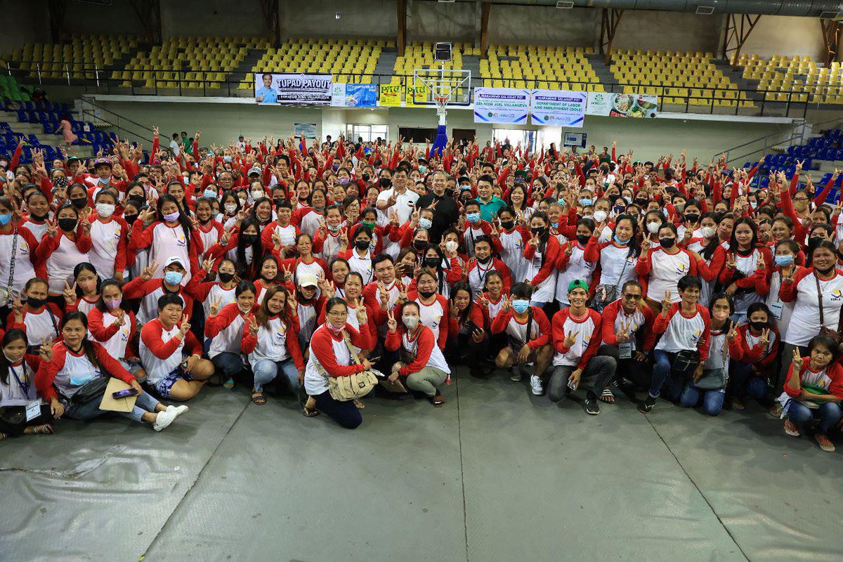 manilabulletin's tweet photo. LOOK: Villanueva leads DOLE-TUPAD Payout for 1,400 Bulakenyos

In celebration of Labor Day, Senate Majority Leader, Joel Villanueva, together with Baliuag City, Bulacan Mayor Ferdinand Estrella, led the Department of Labor and Employment’s Tulong Panghanapbuhay sa Ating Disadvantaged/Displaced Workers (DOLE-TUPAD) payout at the Star Arena in Baliuag City. 

In his speech, Senator Villanueva paid tribute to Filipino workers who continue to greatly contribute to the country’s economy.

A total of about 1,400 beneficiaries coming from the towns of Baliuag City, the City of Meycauayan, the City of San Jose Del Monte, Doña Remedios Trinidad and Bulakan in the province of Bulacan are to receive payouts after completing their 10-day work. 

📷: Office Of Senator Joel  Villanueva