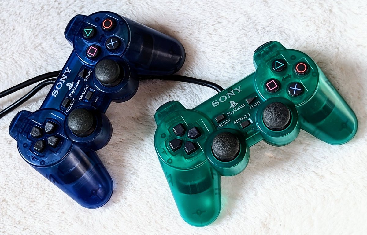 _Luzgard_'s tweet photo. Plutôt bleue ou verte ? 🔵🟢
_
#PlayStation #PlayStation2 #PS2 #DualShock #DualShock2 https://t.co/0GFaJYedwZ