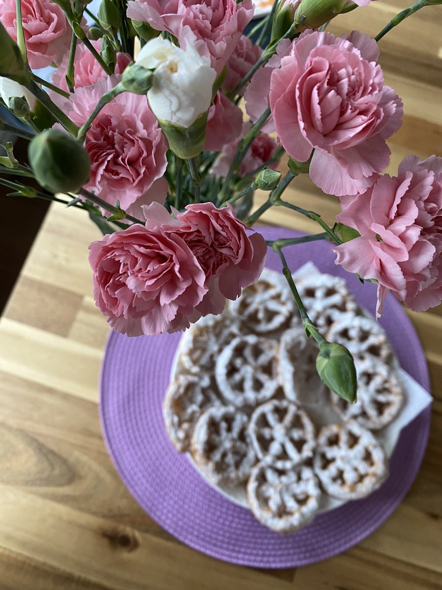 Pitkällisen etsimisen jälkeen se osui kohdalle - rosettirauta! Vegaaniset versiot onnistuivat vastoin odotuksia vallan mainiosti 😊 Hauskaa ja maukasta vappua! 🎈🥳🥂