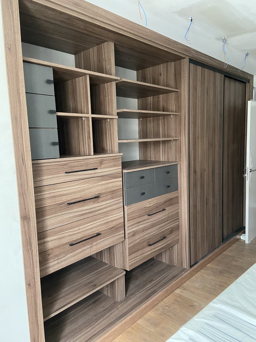 Jopemar_SA's tweet photo. Armario vestidor con puertas 
corredera y cajoneras suspendida. https://t.co/R9kxU76gYy