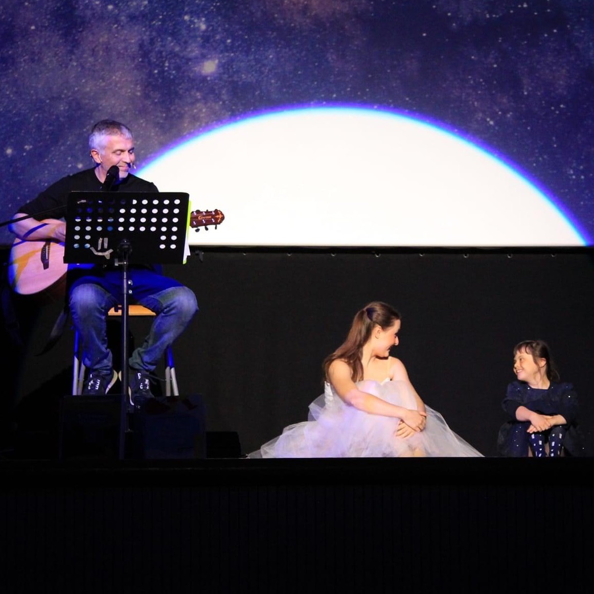 Cara Anna, quando sali sul palco con me mi prende una gioia mista a preoccupazione e gratitudine che goffamente provo a domare…poi però mi arrendo e mi trovo sorridente a contemplare le tue fatiche, la tua felicità e rendo grazie per tutto il bene che ti gira intorno ❤️