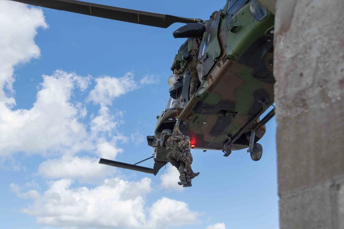 13RG_officiel's tweet photo. #ORION23
Mission d’exfiltration d’un ennemi à haute valeur ajoutée grâce à la collaboration de nos équipes PCG, FOS, EOD avec les equipes PCG du @cdc31RG , cyno ARDE du @132RIC , du @1erRHC , du @5eRHC et du @2eRep .
#CapacitOPS #Coop_ORION https://t.co/cSACQEnBWf