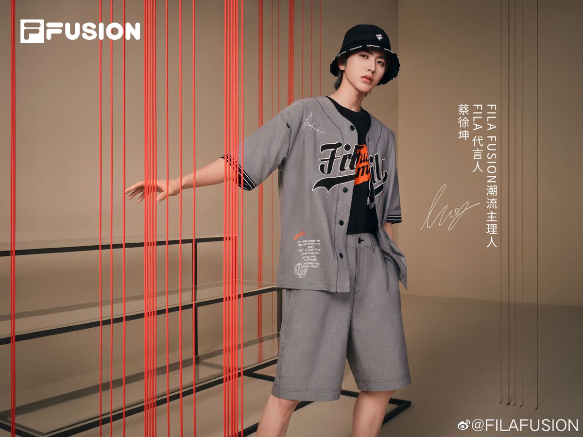 AlwaysCaiXukun's tweet photo. 230501 FILAFUSION Weibo Update
This summer, put on a short-sleeved LOOK like KUN ⚾
#CaiXukun #蔡徐坤 #FILAxKUN https://t.co/UJcyD37JAj