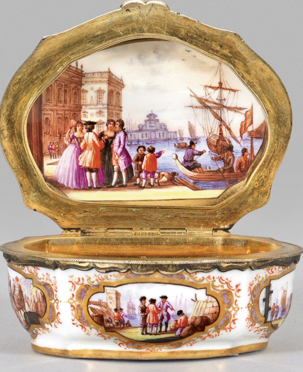 whitegoldsword's tweet image. An magnificent and important #porcelain snuff box with Kauffahrtei scenes and Italian city vedute painted by #JohannGeorgHeintze after #engravings from the series "Unterschidliche Prospecten" by Melchior Küsel after Johann Wilhelm Baur.
#Meissen. C. 1730.