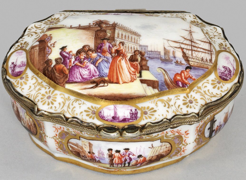 whitegoldsword's tweet image. An magnificent and important #porcelain snuff box with Kauffahrtei scenes and Italian city vedute painted by #JohannGeorgHeintze after #engravings from the series "Unterschidliche Prospecten" by Melchior Küsel after Johann Wilhelm Baur.
#Meissen. C. 1730.