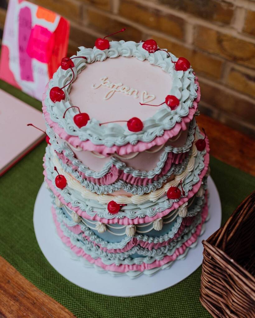 Stylish, colourful, intricate, frilly, fun 😍 Jen + Arfan’s 2022 wedding was ahead of the curve! And spot on for loads on 2023 trends! Luscious cake by <a href="/bakesby/">Bakesby</a>.olivia 🤤
.
I couldn’t think of anything bank holiday ready to post, but this gorge cake wi… instagr.am/p/CrsRP99stbH/