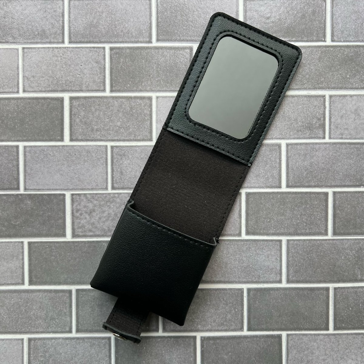 【5/3発売予定 新商品情報】

■ミラー付レザーケース

仙台ロフト・梅田ロフト『NieR:Automata Ver1.1a POP UP STORE』にて5/3（水）先行販売予定✨

シルバーのPodをデザインしたシンプルで使いやすいフェイクレザーのソフトタイプケースです。

▶philter.co.jp/pani/nier/

#ニーア #NieR