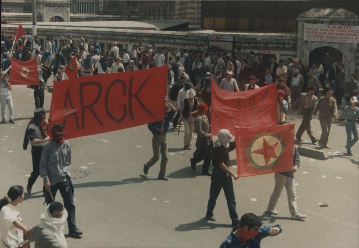 politik_art's tweet photo. 1 Mayıs 1996 Kadıköy mitingine yürüyen kortejler.
Bijî 1ê Gulanê. | Yaşasın 1 Mayıs.
#PolitikART https://t.co/yKAYimyCut
