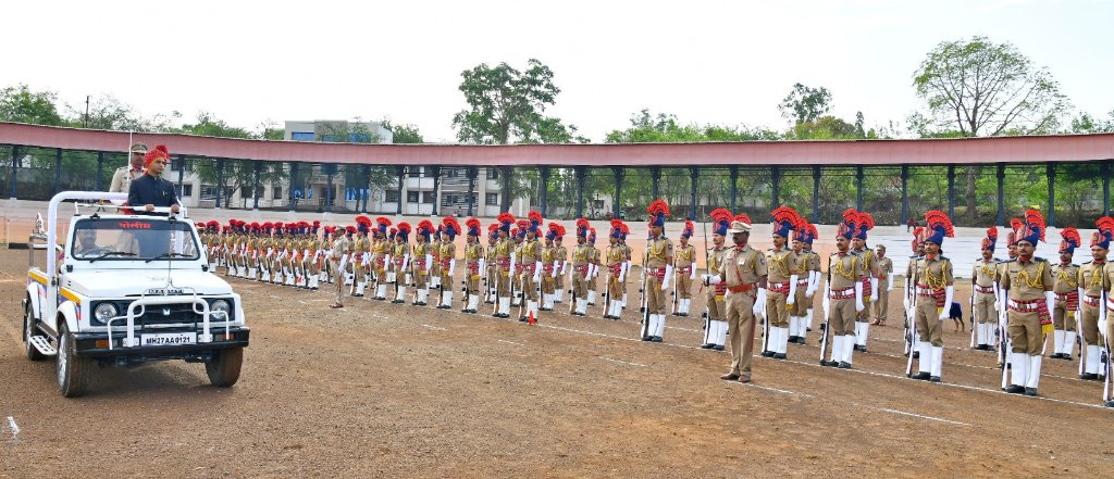 राष्ट्रगीत व 'गर्जा महाराष्ट्र माझा'च्या मंगलमय सुरांत महाराष्ट्र राज्य स्थापनेचा ६३ वा वर्धापन दिन सोहळा जवाहरलाल नेहरु स्टेडियमवर उत्साहात साजरा झाला. मुख्य शासकीय सोहळ्यात प्र. विभागीय आयुक्त षण्मुगराजन एस. यांच्या हस्ते ध्वजारोहण झाले...1/1