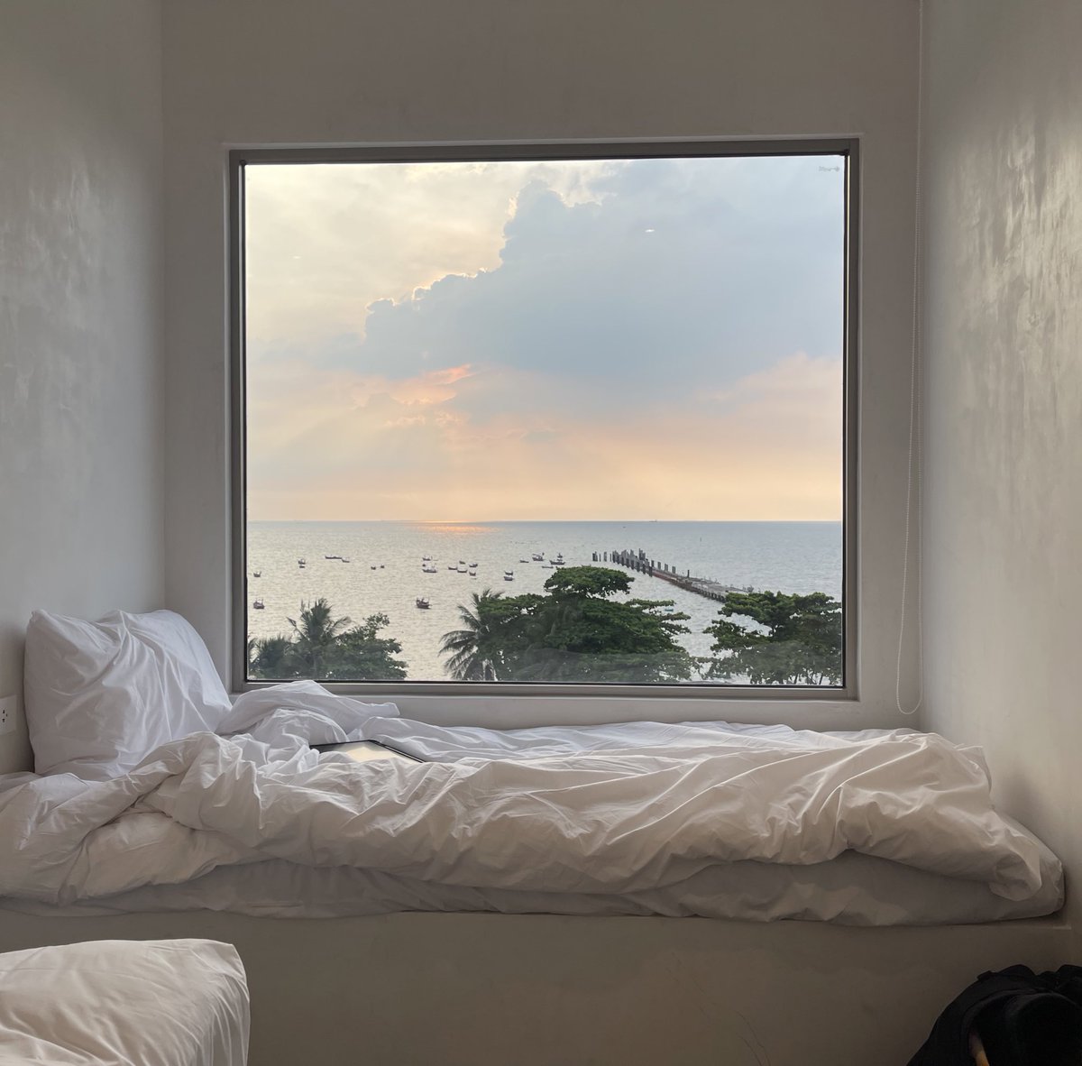 sfkkfs_'s tweet photo. แต่ที่พัก Zuwala Hotel บางแสนดีจริง ในราคา 2,700 อะ วิวห้องสวยมากก เห็นทะเล ฝคุมโทนขาวเกาหลีเกาใจ มีอ่างให้แช่ ที่นอนหลับดี ยิ่งตอนพระอาทิตย์ตกโคตรสวย 🌥️🌊 หาเวลาไปพักผ่อนๆ ฮีลใจ https://t.co/FfCD6IVhQq