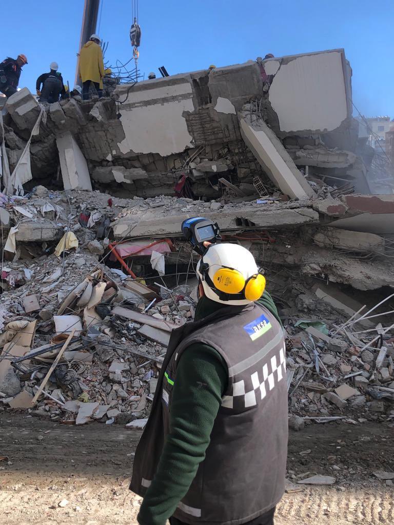 Emek ve dayanışmayı depremin 20 dakika sonrası , ailelerinin güvenliğini sağlayıp  göreve koşarak yaşayan, ekmeğini aşını paylaşıp, depremzedelerin ısınmasını, ekmeğinin üretilmesine yardımcı olan, diğer şehirlerden aileleri ile helalleşip yola  koyulan ++