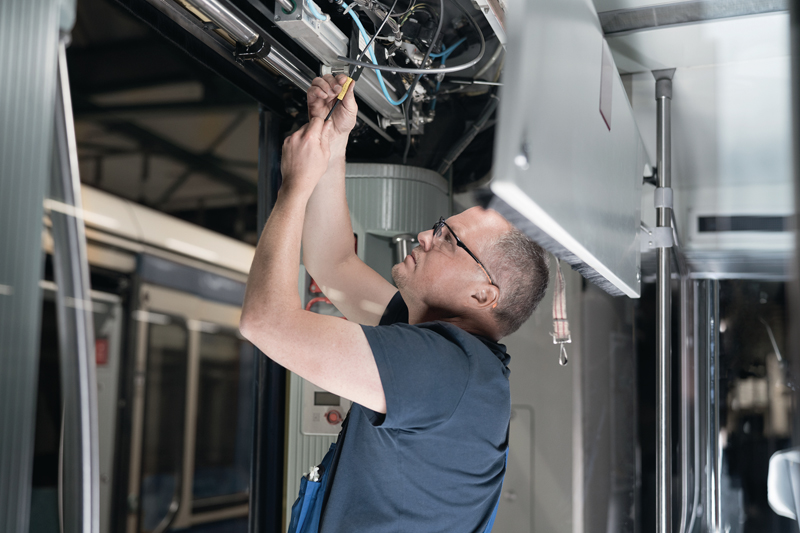 proelectrician's tweet photo. Cable management specialist HellermannTyton supports the rail industry with dedicated learning hub

Find out more here - https://t.co/eDrtt6f3sl

@HTUnitedKingdom #cablemanagement #railindustry #railprofessionals https://t.co/QqXzpcckmd
