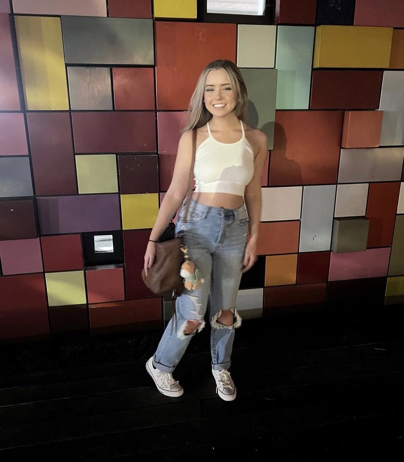 Passer une très bonne journée aujourd’hui comme c’est un jours fériés n’oubliez pas de rt et follow pour la nudes 💋