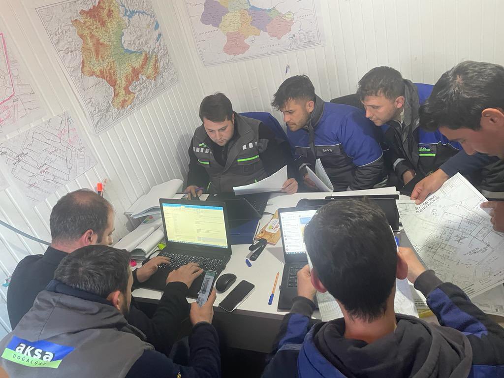 alperkonyali's tweet photo. ++ailelerinin yanına gitmeyip çadırda kalarak emekçi arkadaşlarının iaşesini sağlamak için görev başında kalan güzel insanlar , sevgili çalışma arkadaşlarım, değerli emekçiler ve aileleri ile tüm emekçilerin 
#1 Mayıs Emek ve Dayanışma günü  kutlu olsun.
⚙️🛠️⚒️ https://t.co/pZUjnG1ZZA