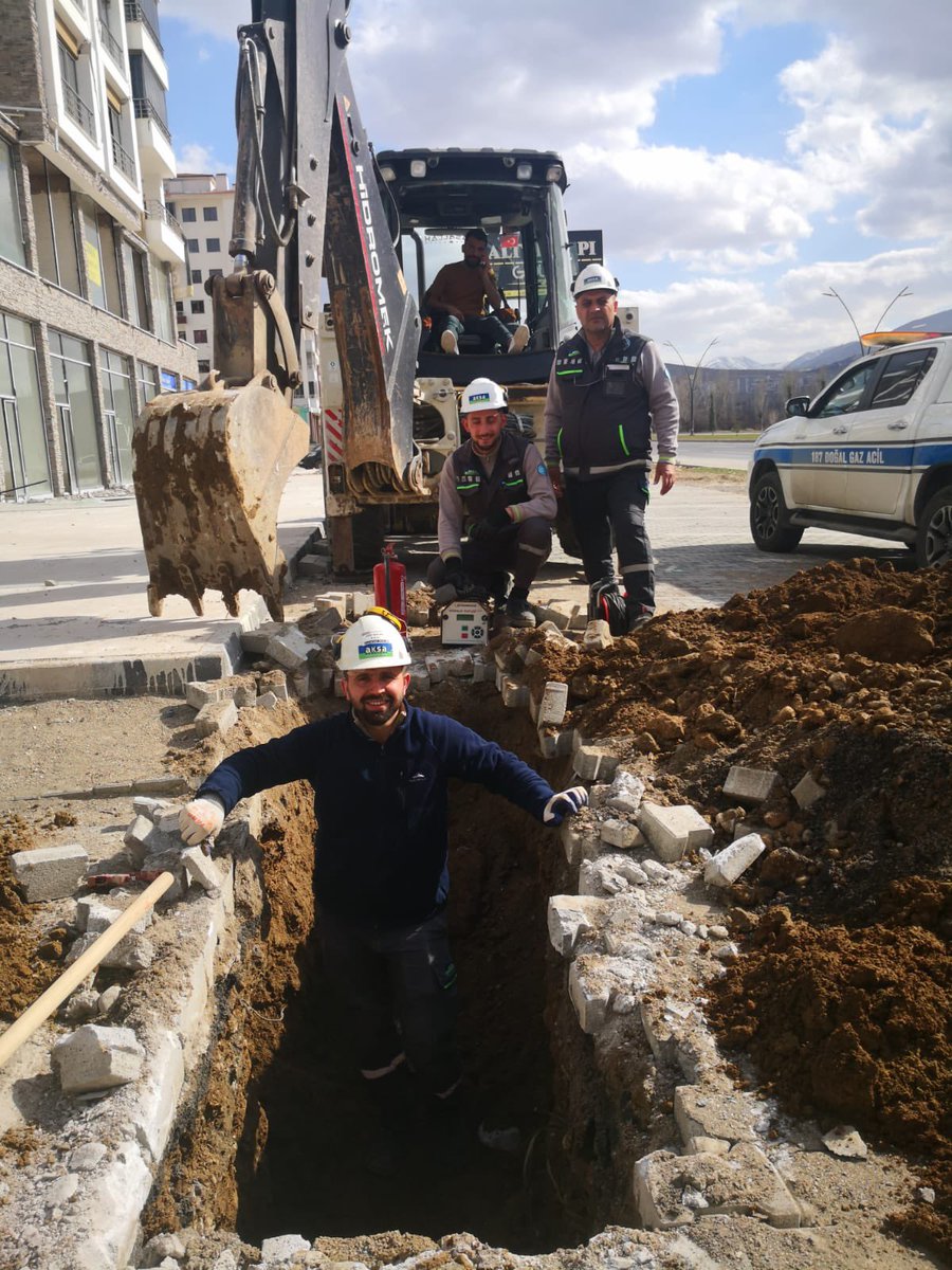 ++ailelerinin yanına gitmeyip çadırda kalarak emekçi arkadaşlarının iaşesini sağlamak için görev başında kalan güzel insanlar , sevgili çalışma arkadaşlarım, değerli emekçiler ve aileleri ile tüm emekçilerin 
#1 Mayıs Emek ve Dayanışma günü  kutlu olsun.
⚙️🛠️⚒️