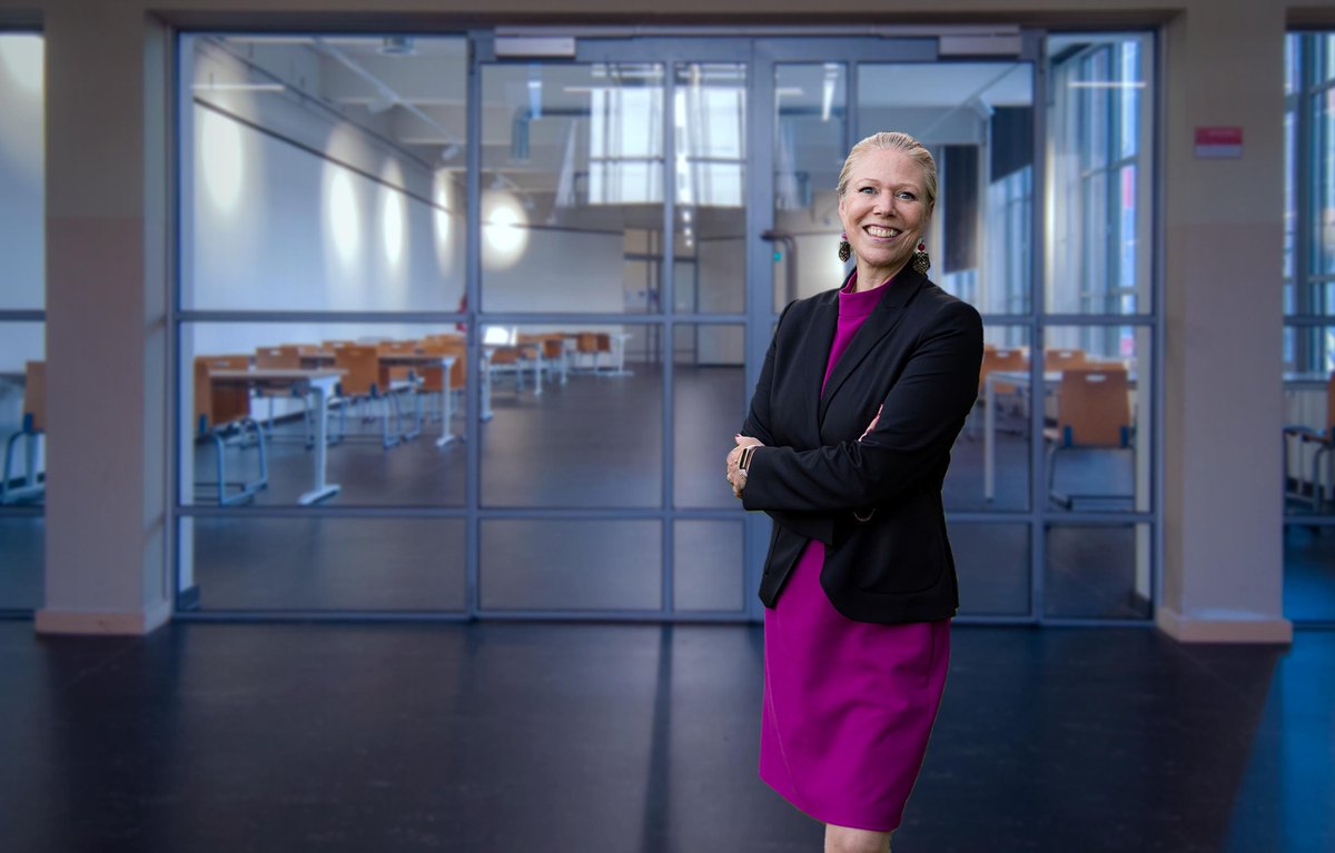 Hogeschool Rotterdam (@hsrotterdam) on Twitter photo De Raad van Toezicht van Hogeschool Rotterdam benoemt Sarah Wilton-Wels als voorzitter van het College van Bestuur per 1 september 2023. Ze volgt <a href="/ronbormans1/">Ron Bormans</a> op die na ruim 11 jaar zijn functie als voorzitter neerlegt. Lees meer: hogeschoolrotterdam.nl/newsitem/sarah… De Raad van Toezicht van Hogeschool Rotterdam benoemt Sarah Wilton-Wels als voorzitter van het College van Bestuur per 1 september 2023. Ze volgt <a href="/ronbormans1/">Ron Bormans</a> op die na ruim 11 jaar zijn functie als voorzitter neerlegt. Lees meer: hogeschoolrotterdam.nl/newsitem/sarah…