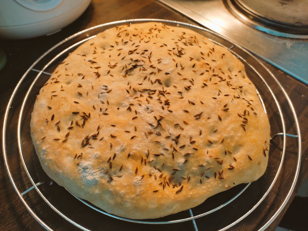 EddaKlepp's tweet photo. Es ist fertig. Könnte noch fluffiger sein, aber für den ersten Versuch bin ich zufrieden. #breadcontent https://t.co/dkMCRPQdnI