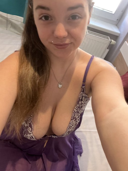 Guten Morgen 😉 ich w&uuml;nsch euch allen einen guten Start in die Woche und einen sch&ouml;nen Feiertag ☺️😘  Kiss<a href="/tag/picoftheday"class="tags"><span>#picoftheday</span></a><a href="/tag/curvy"class="tags"><span>#curvy</span></a><a href="/tag/sexy"class="tags"><span>#sexy</span></a><a href="/tag/teen"class="tags"><span>#teen</span></a><a href="/tag/curvygirl"class="tags"><span>#curvygirl</span></a><a href="/tag/camgirl"class="tags"><span>#camgirl</span></a>