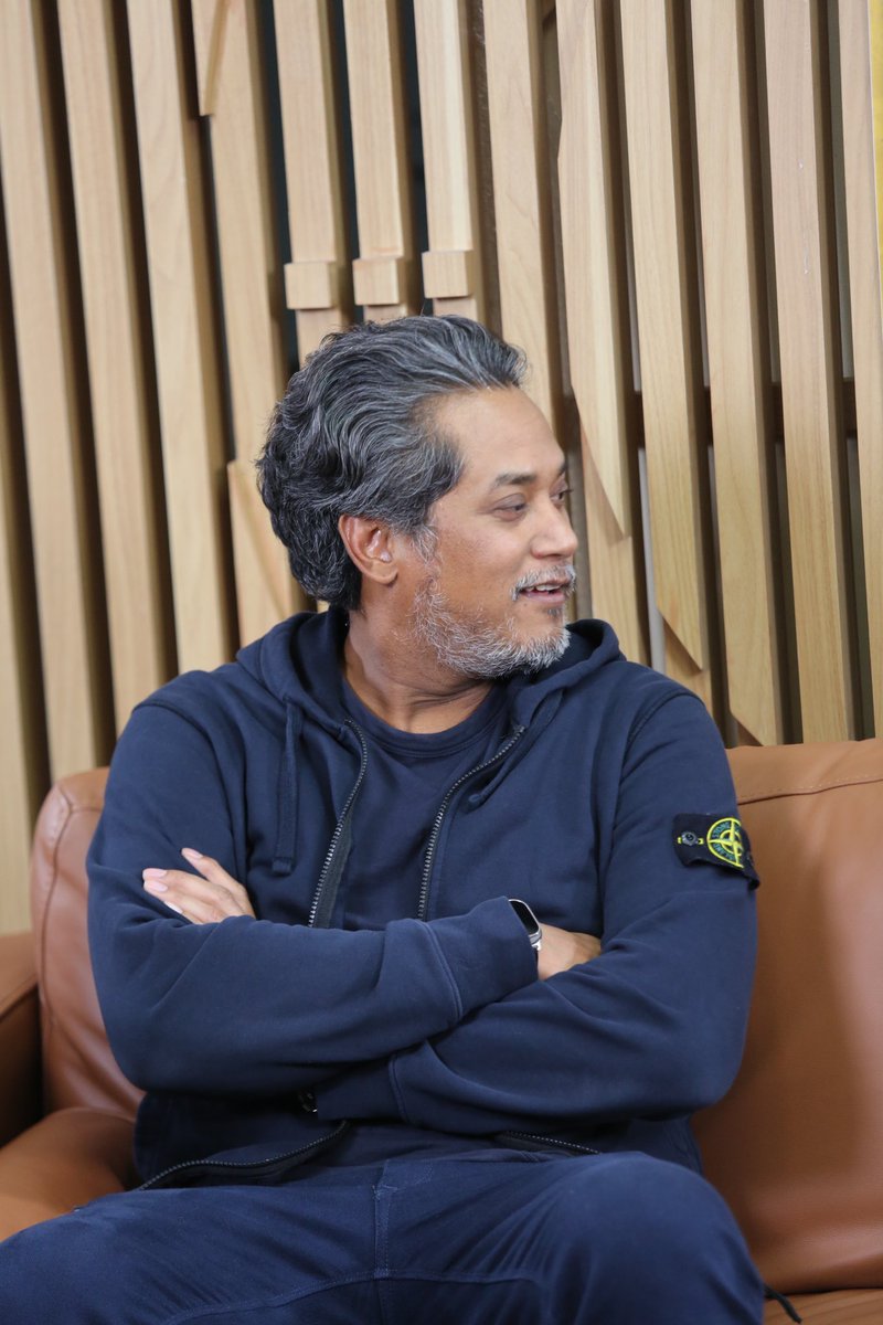 keluarsekejap's tweet image. Episod 15 #KeluarSekejap akan menampilkan seorang tetamu jemputan khas. Siapa dia dan apakah yang menjadi topik perbincangan mereka? Nantikan kemunculan episod menarik bersama @Khairykj dan @ShahrilHamdan yang akan ke udara esok!