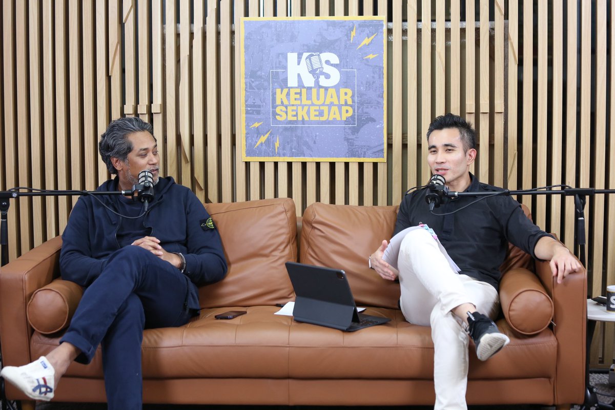 keluarsekejap's tweet image. Episod 15 #KeluarSekejap akan menampilkan seorang tetamu jemputan khas. Siapa dia dan apakah yang menjadi topik perbincangan mereka? Nantikan kemunculan episod menarik bersama @Khairykj dan @ShahrilHamdan yang akan ke udara esok!