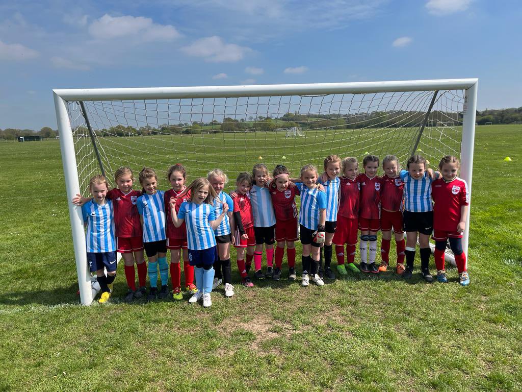 FCRedwingGirls's tweet photo. Our new @fcredwinggirls U7s Buzzards continued their fledgling footballing journey on Sarturday. This time they played our friends at @intersports_fc 

A good time was had by all, every girl enjoying their first experience of a blood and thunder local derby! 😂

#weareredwingers https://t.co/yx105M1fvT