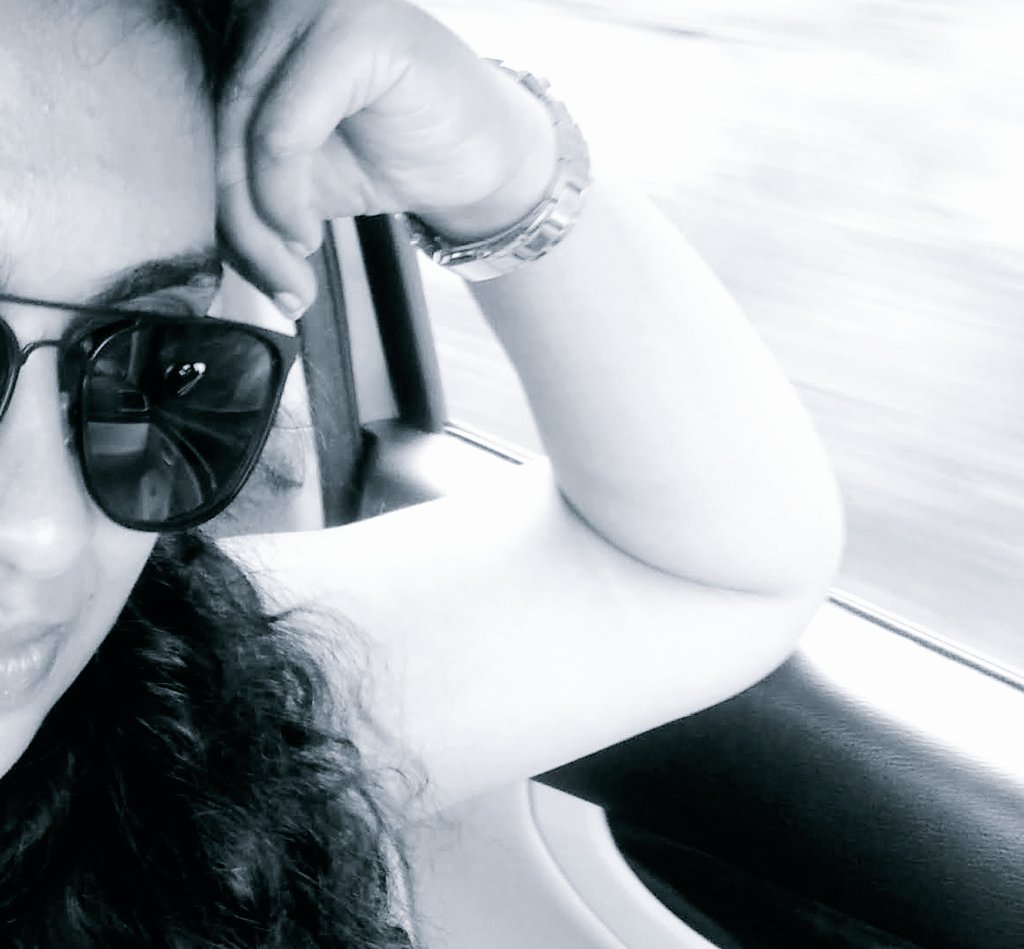 Anagha_Shiv's tweet photo. Kannige premada cooling glass haaku .... 😎
#summer #ranadheeramoviesong #crazylyrics ❤️🙃 #borrowedsunglasses https://t.co/0xoaRY9fft