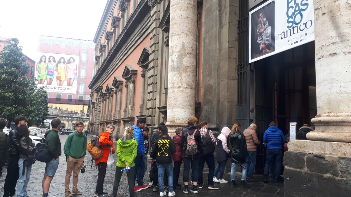 g_sangiuliano's tweet photo. Buon #1maggio a tutte le lavoratrici e lavoratori del @MiC_Italia che oggi garantiscono con il loro lavoro l’apertura di musei e parchi archeologici consentendo fondamentali esperienze culturali ai cittadini e ai tanti turisti presenti in Italia. https://t.co/vro03NePAb