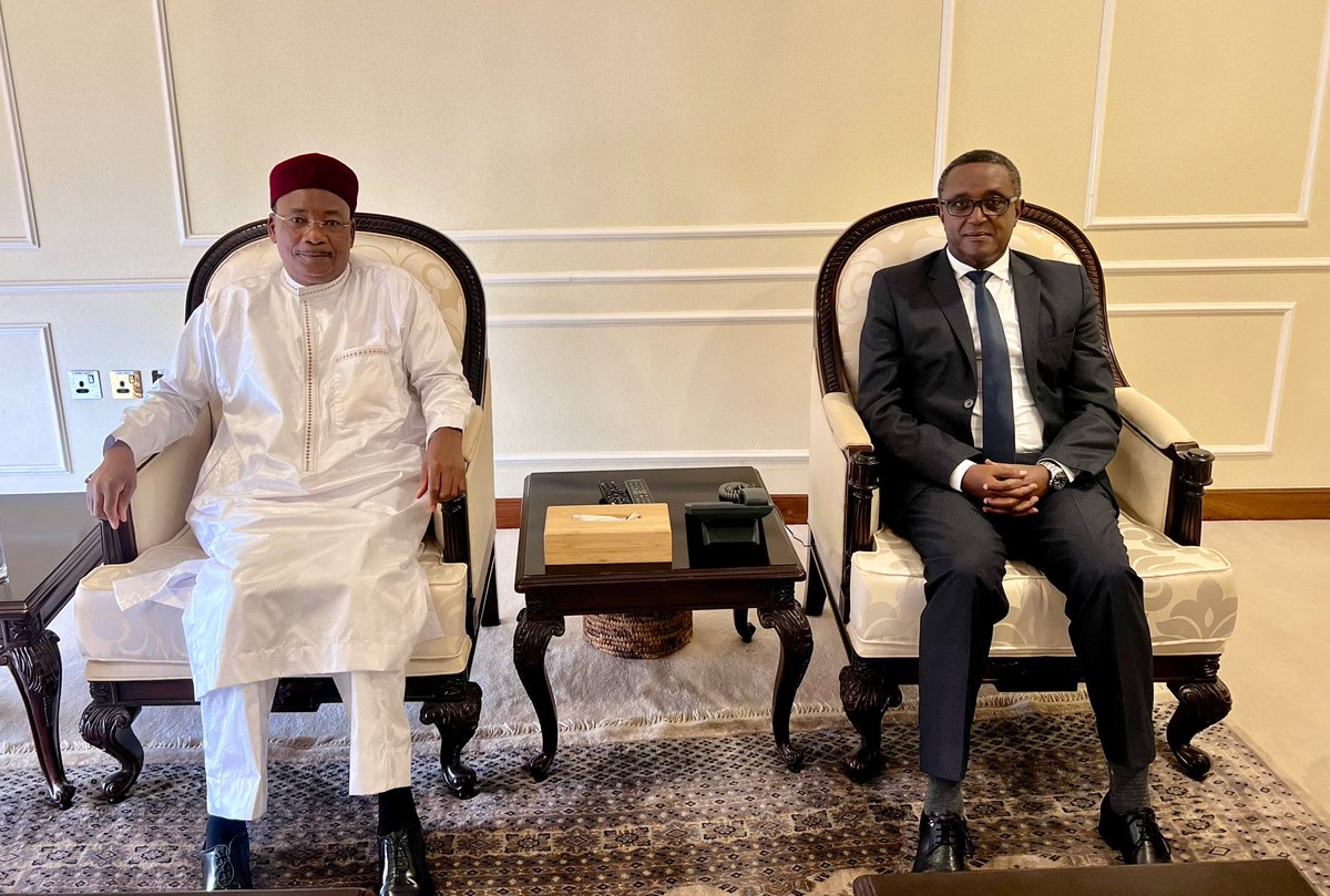 SEM <a href="/IssoufouMhm/">Issoufou Mahamadou</a>, Ancien Président du Niger, Président du Panel de Haut Niveau sur la Sécurité et le Développement au Sahel, est arrivé ce 1/05/23 à Kigali 🇷🇼, où il a été accueilli par SEM <a href="/Vbiruta/">Vincent Biruta</a> Ministre des Affaires Etrangères et de la Coopération Internationale du Rwanda🇷🇼.