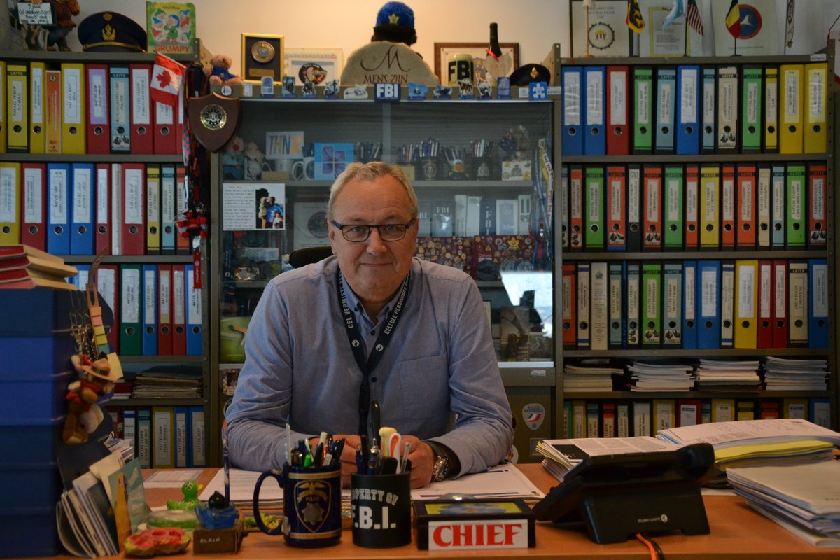 APJournalistiek's tweet photo. Alain Remue weet als hoofd van de Cel Vermiste Personen alles over de zoektocht naar het onverhoopte. Blijven hopen is niet altijd vanzelfsprekend, zeker als uw kind vermist is. Over die hoop kom je binnenkort alles te weten in mijn onderzoek. Stay tuned! https://t.co/rfCjc24ECE