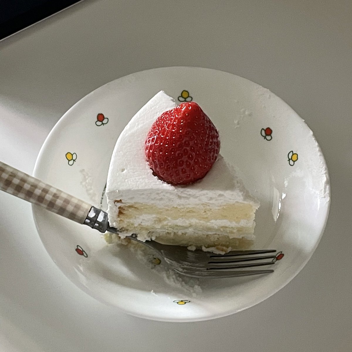 godbokkki's tweet photo. 뚜쥬루 딸기케이크 https://t.co/alxE8cdApi
