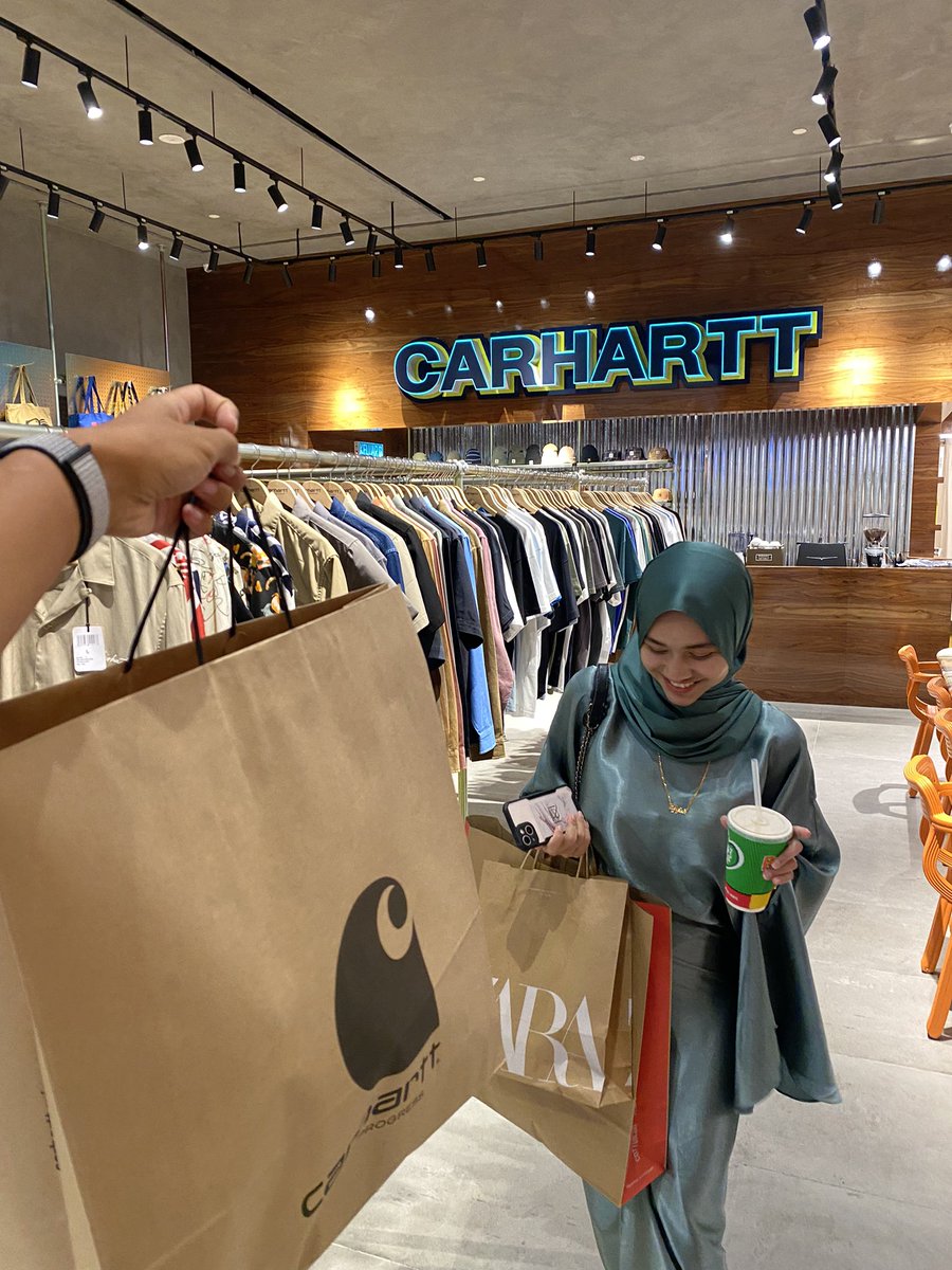 _azfk's tweet photo. @aunasrr Ordering foodpanda/grabfood to make sure I eat during my degree in college,
Celebrating birthdays (+ birthday date during PKP), 
Helping me with assignments and fyp,
Randomly buying me things for no reason.
4 pics of 4 years jatuh bangun with the same
person 🫶🏻 https://t.co/j8QxknUkxY