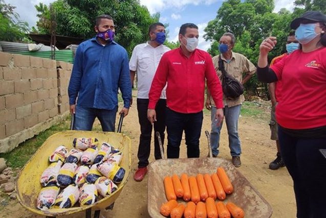 Abrazan abuelitas, cargan carajitos, llevan bombonas, reparten mortadelas, regalan bloques y cemento…

Diría el filósofo del Zulia; SE PARECEN IGUALITOS !

Solo el pueblo salva al pueblo !

La lucha continúa !

Hacia la construcción de un proyecto verdaderamente socialista !