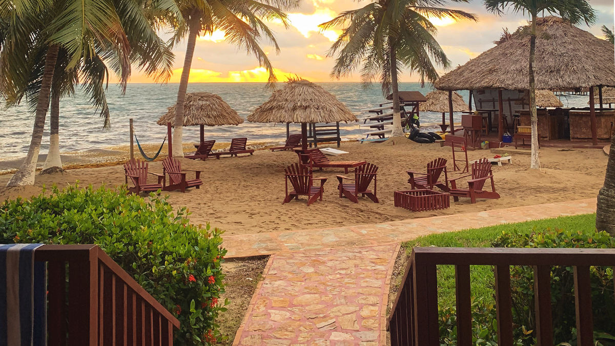 BelizeanDreams1's tweet photo. POV: The view from your oceanfront villa. Secure your travel dates this May for an #unBelizeable vacation view with our Memorial Day Special happening now! https://t.co/H9OM94s77j