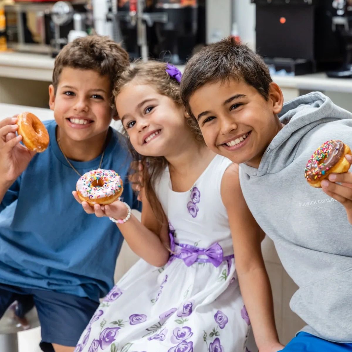 doughinthebox's tweet photo. It's never tough to get the kids up when donuts are a part of the equation. Treat them to a something sweet before school sometime this week. 🍩 https://t.co/WjmMGEwDcU