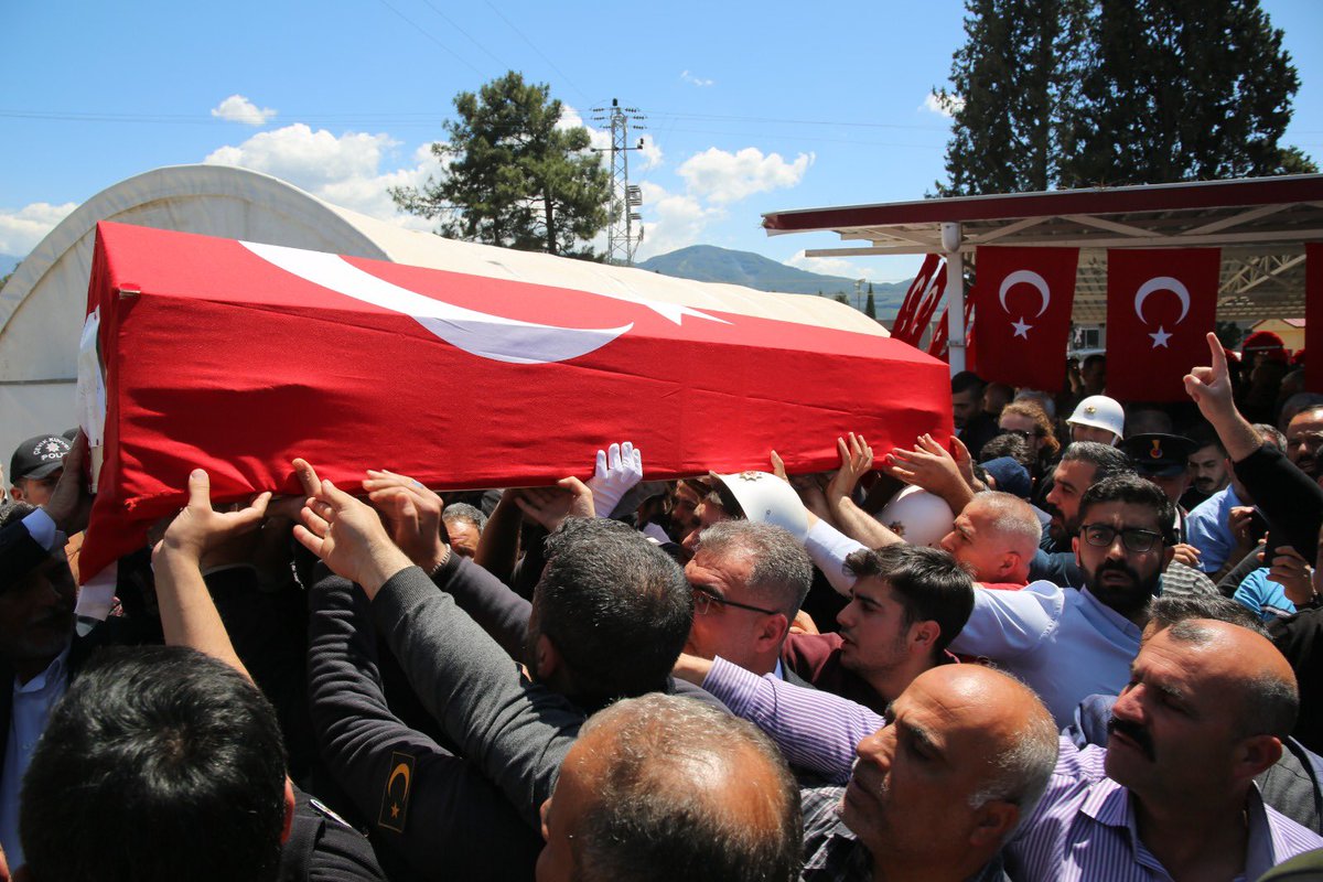 Suriye-Telabyad bölgesinde, PKK/PYD terör örgütünce kullanılmak üzere hazırlanan patlayıcıların imhası sırasında yaşanan patlamada şehit olan Kahraman mesai arkadaşımız Resul Barutcu'yu son yolculuğuna uğurladık. 
Ruhu şad, mekanı cennet olsun🤲
Başımız sağ olsun 🇹🇷

📍Osmaniye